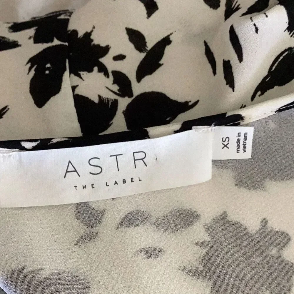 ASTR The Label Long Sleeve Chiffon Floral Crop Top Women’s XS Cream & Black